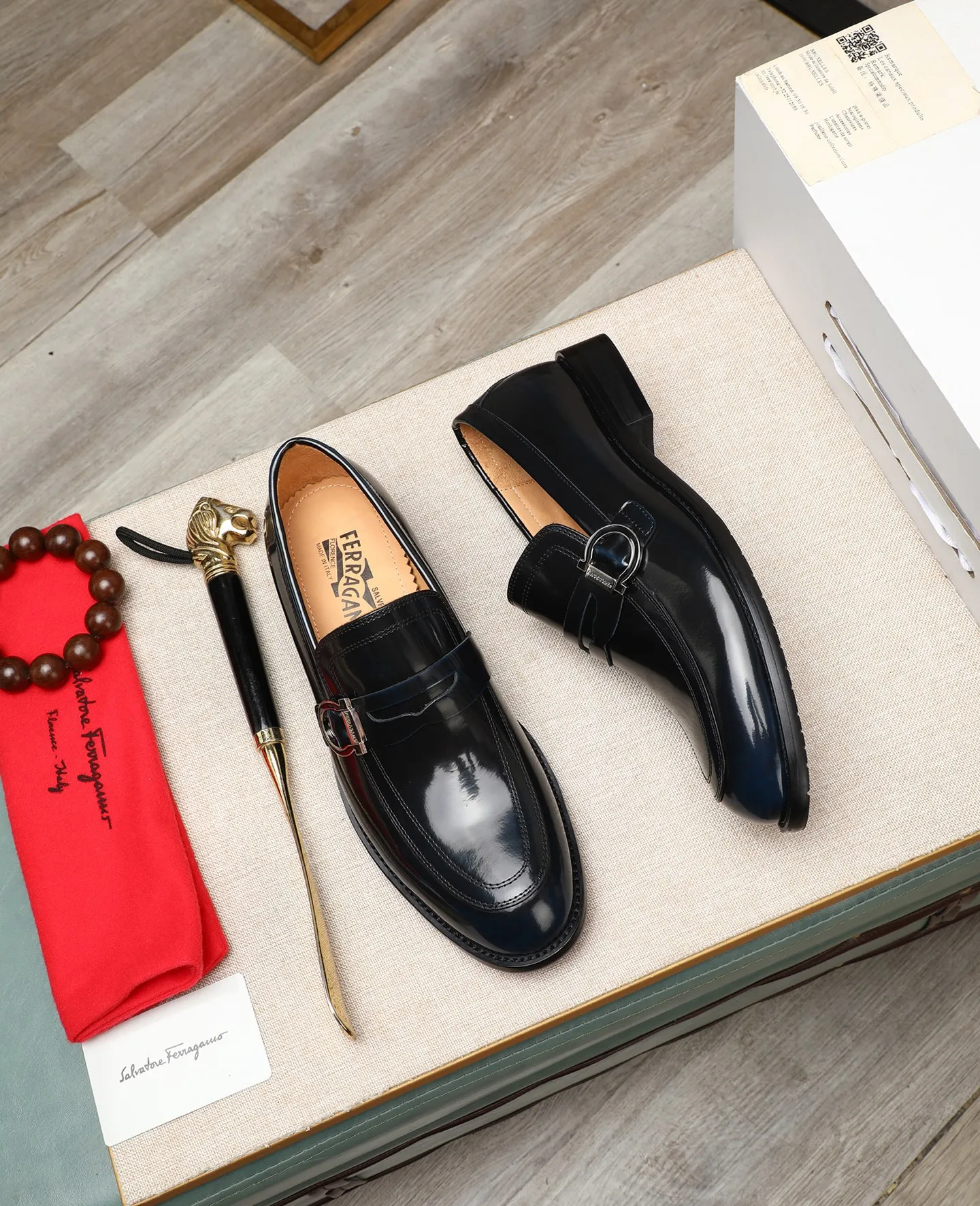 Men's shoes 💰560 📛📛(water-dyed cow lining) Salvatore Ferragamo high-end (Salvatore Ferragamo) is the world's top luxury footwear brand. It comes from the fashion kingdom of Italy. It is famous all over the world for its traditional handmade design and novel styles... 🚶🏻🚶🏻New suit shoes are available simultaneously at the counter. This model is made of pure handmade imported Italian calfskin fabric ➕soft water-dyed cowhide lining Original authentic outsole🌀🌀Size: 38➖44 (45 46 customized)
